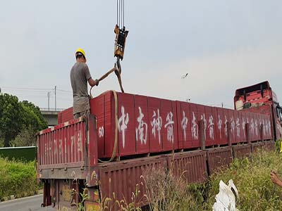 竹胶板达到工地